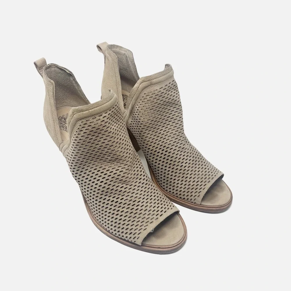 Vince Camuto Women's Kensa Peep Toe Ankle Bootie Perforated Tan Leather Size 11